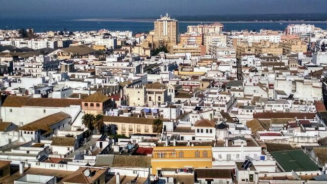 Una vista panorámica de parte del casco urbano de Sanlúcar con el río Guadalquivir y Doñana al fondo.