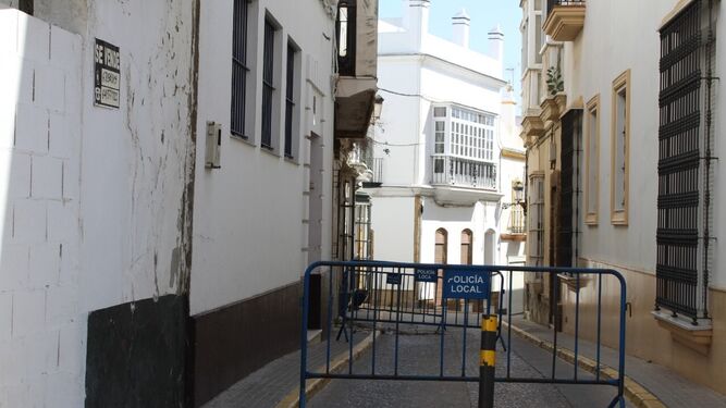 Imagen del corte de la calle Fierro por desprendimientos de una vivienda.