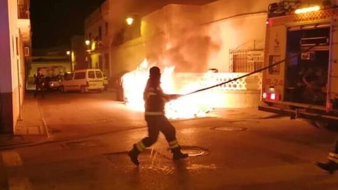 Los bomberos apagan uno de los fuegos provocados en Chipiona.