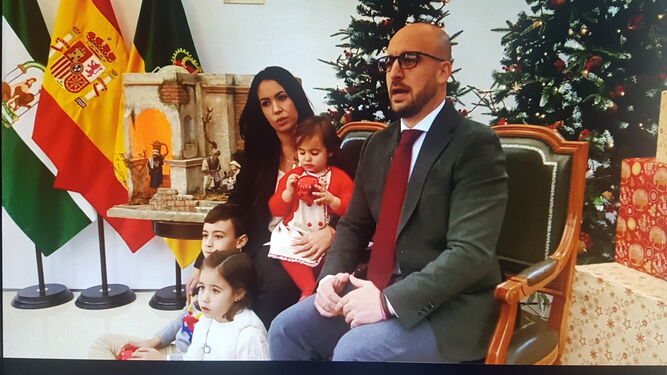 El alcalde de El Puerto, acompañado de su mujer y sus hijos, durante el mensaje navideño.