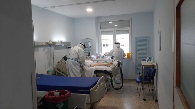 Cuidado de un enfermo de coronavirus en la planta octava del Hospital Puerta del Mar.