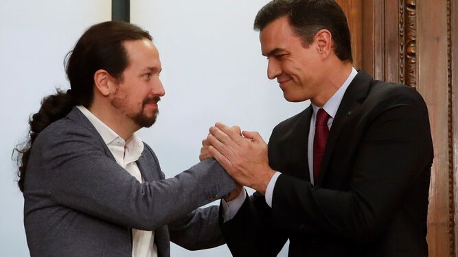 Pablo Iglesias y Pedro Sánchez estrechan sus manos tras el acto de firma del acuerdo programático que sellaron en enero.