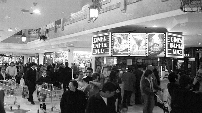 Antiguos cines de Bahía Sur, en la década de los 90.