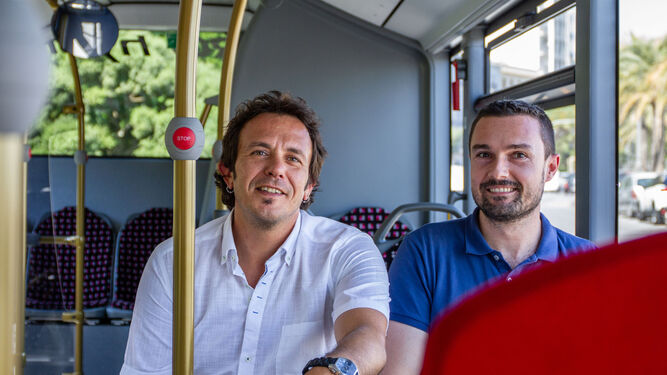 El alcalde, José María González Kichi, y Martín Vila, sonrientes a bordo de un autobús.