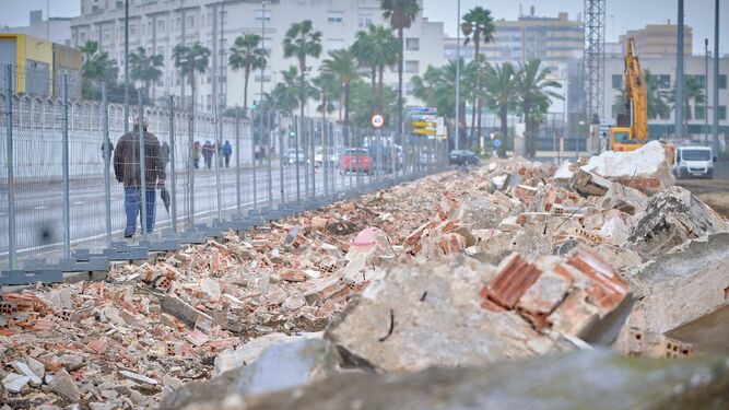 La Avenida de Astilleros, con el muro junto a la red ferroviaria derribado.