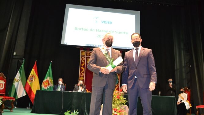 Juan Begines tras recibir el diploma acreditativo por parte del alcalde, Manuel Flor.