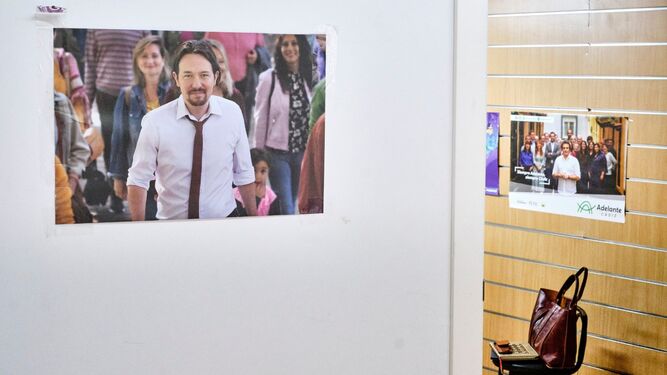 Un retrato en primer plano de Pablo Iglesias en la sede de Podemos Cádiz. Al fondo, otro de Kichi.