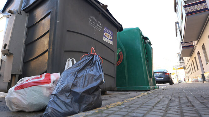 Bolsas de basura fuera de un contenedor en el centro de Chiclana, en una imagen de archivo.