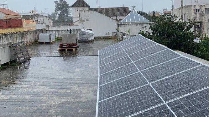 El Ayuntamiento de Sanlúcar ha instalado 30 placas solares en la Gerencia Municipal de Urbanismo.