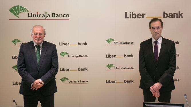 Manuel Azuaga y Manuel Menéndez, presidentes de Unicaja Banco y Liberbank.