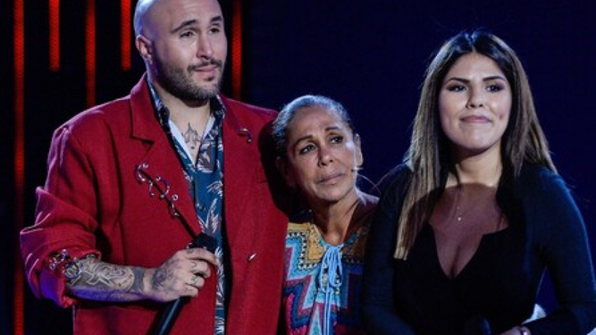 Isabel Pantoja, con sus dos hijos, Kiko e Isa, tras salir del programa  'Supervivientes' en 2019.