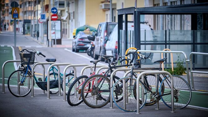 Un aparcamiento para bicicletas en el Paseo Marítimo de Cádiz.
