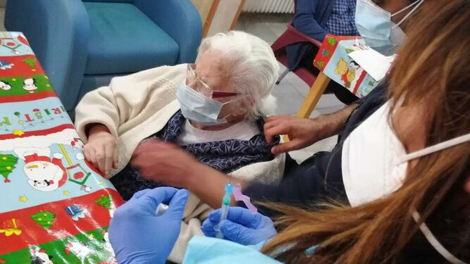 Dolores Núñez, de 103 años, recibe la vacuna.
