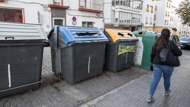 Contenedores para la recogida selectiva de residuos en la localidad de San Fernando (Cádiz).