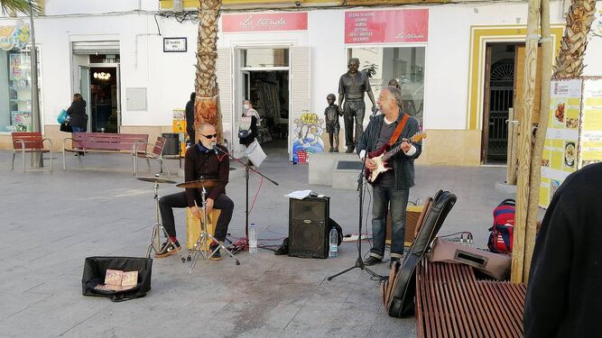 Actuación de un grupo musical en el centro de Chiclana.