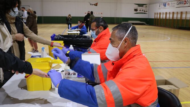 Personal sanitario realiza las pruebas en el polideportivo municipal de Barbate.