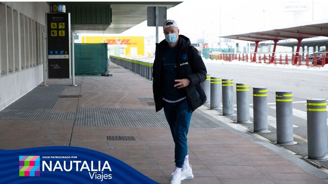 Un jugador del Alavés llega al aeropuerto de Vitoria.