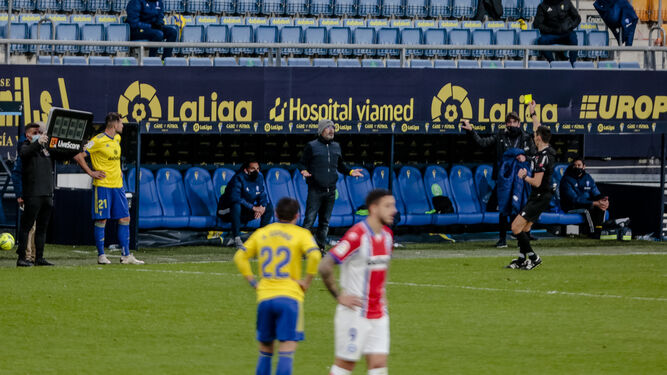 Cervera es amonestado con tarjeta amarilla durante el partido Cádiz- Alavés