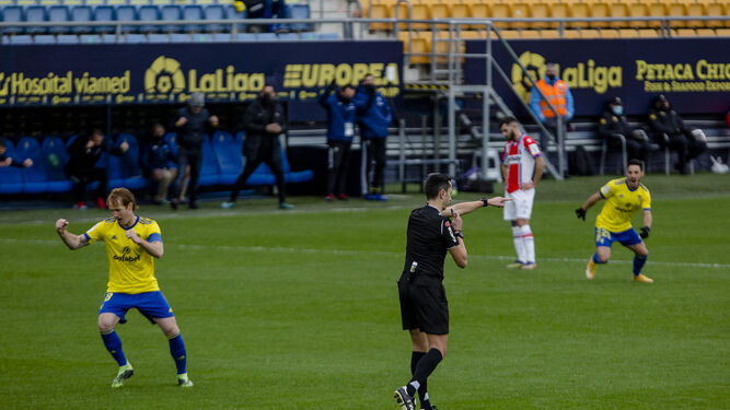 Álex Fernández celebra su gol tras la revisión del VAR.