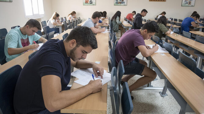 Alumnos haciendo el examen de Selectividad en una convocatoria de septiembre en la Facultad de Medicina de Cádiz.
