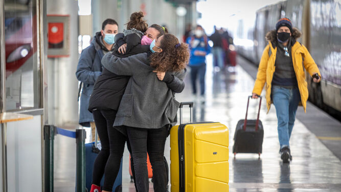 varias amigas se abrazan tras la llegada de una de ellas en el tren Alvia procedente de Madrid al mediodía de este lunes.