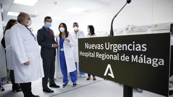 Moreno visita las nuevas urgencias del Hospital Regional de Málaga.