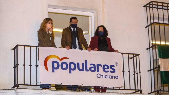Juanma Moreno con Ana Mestre y Ascensión Hita en el balcón de la nueva sede.
