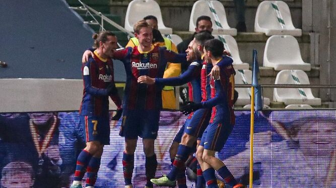 Los jugadores del Barça se abrazan tras el gol de De Jong