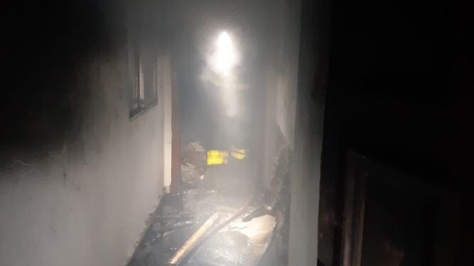 Interior de la vivienda incendiada en San Fernando.