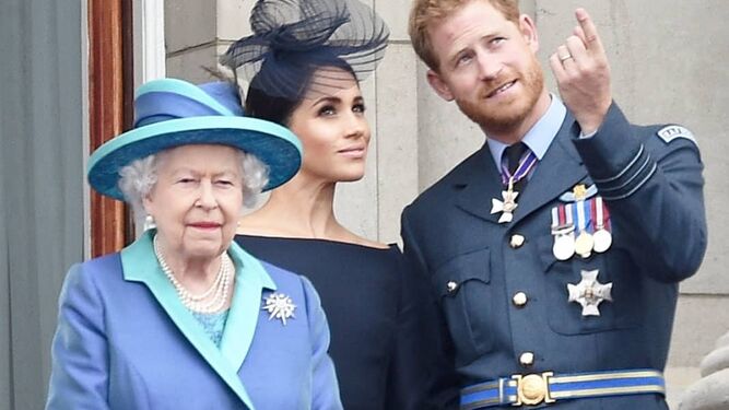 La reina Isabel de Inglaterra y los duques de Sussex, en el último desfile 'Trooping the Colour'.