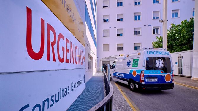 Una ambulancia entrando en el hospital Puerta del Mar.