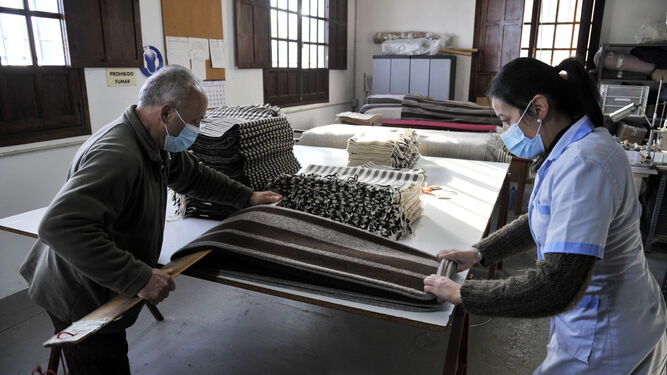 Mantas de Grazalema, una genuina artesan&iacute;a textil