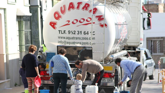 La imagen de los camiones abasteciendo de agua al municipio ya se repitió en 2015.