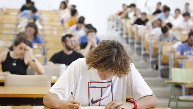 Alumnos realizando un examen en la UCA, en una imagen de archivo.