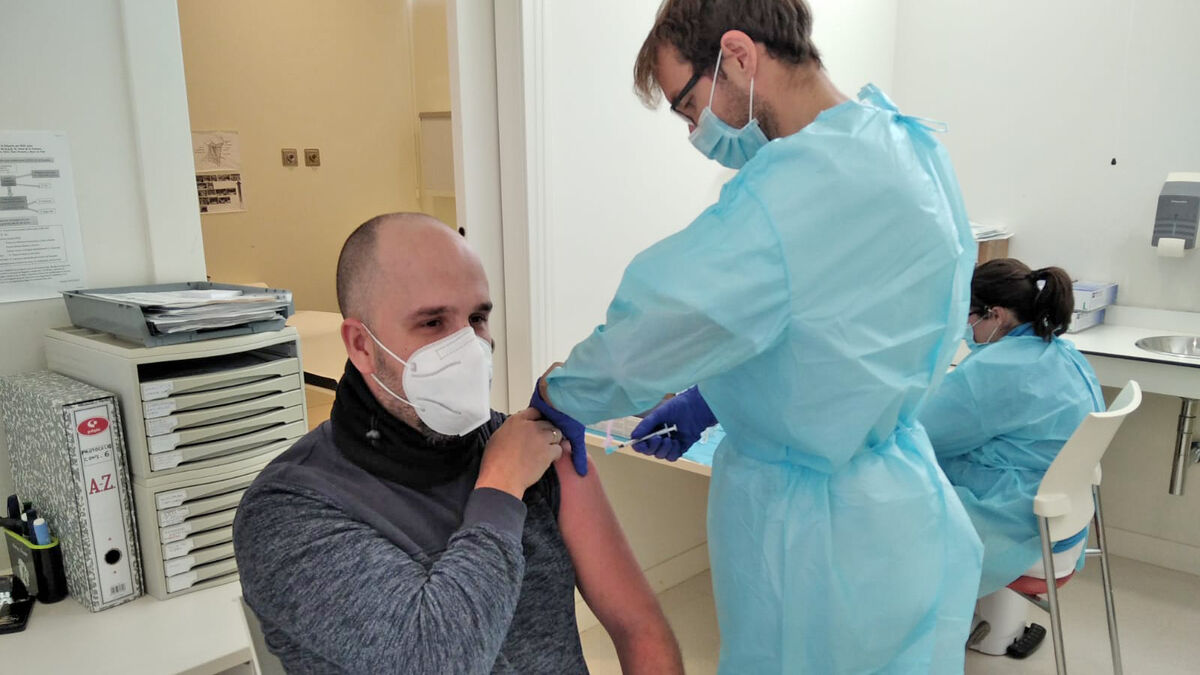 Un sanitario del Hospital de Jerez recibe la segunda dosis de la vacuna