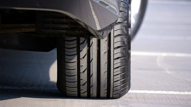 Imagen del neumático de un vehículo