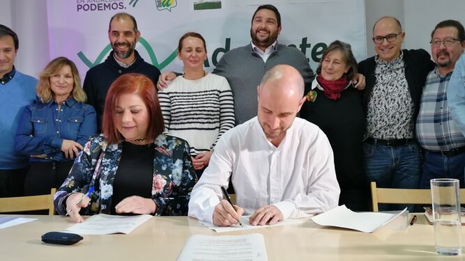 Firma del acuerdo entre Podemos e IU para crear Adelante Puerto Real