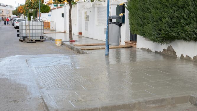 Adecuación de nuevo acerado y pasos de peatones en las proximidades del hospital de San Carlos.