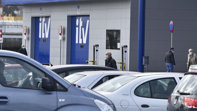 Conductores esperan la revisión de su vehículo en las instalaciones de la ITV de Gelves en Sevilla.