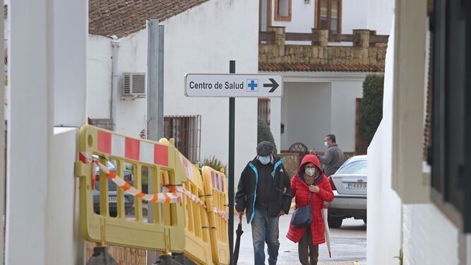 Dos personas pasean por Castellar.