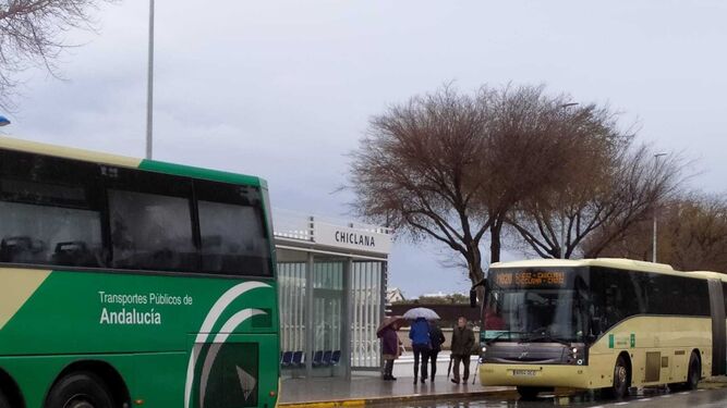 Apeadero de autobuses junto al río Iro.
