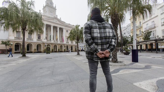 José Antonio, de espaldas, frente al Ayuntamiento de Cádiz.