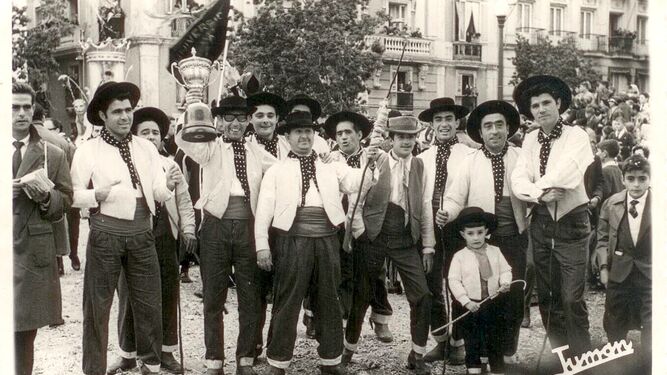La comparsa 'Los gitanos errantes', de 1962, en la plaza de San Antonio.