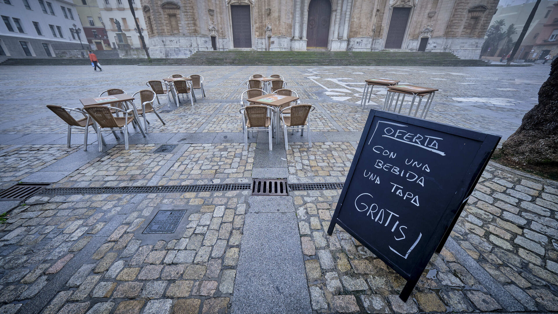 Carteler&iacute;a con una oferta in&eacute;dita en C&aacute;diz en una terraza de la plaza de Las Catedral.