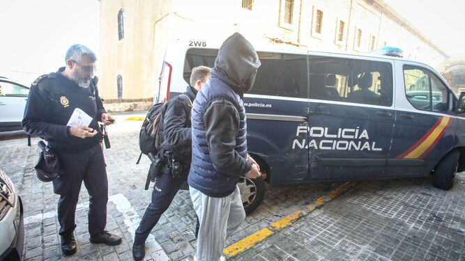 El violador del Caballo Blanco antes de entrar a juicio en la Audiencia de Cádiz.