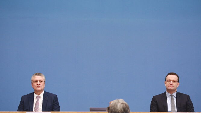 El presidente del Robert Koch Institute, Lothar H. Wieler (izq.), y el ministro de Sanidad alemán, Jens Spahn, atienden a la prensa en Berlín.