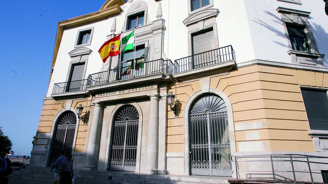 Fachada del Palacio de Justicia de Cádiz.
