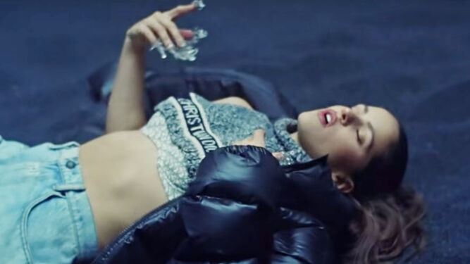 Rosalía, con un anorak acolchado negro mate, en su último videoclip.