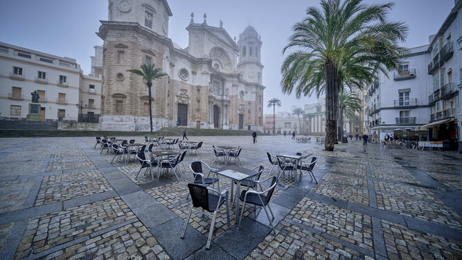 Este es el desolado panorama que presenta estos días la Plaza de la Catedral, en Cádiz.
