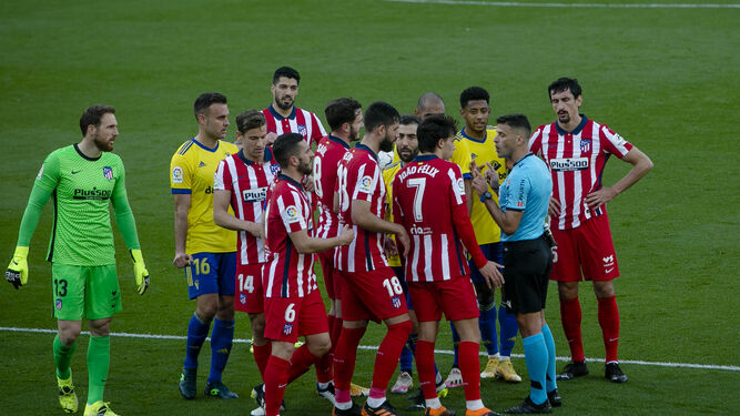 Jugadores de los dos equipos rodean al árbitro tras el penalti de Koke que al final no se lanzó.